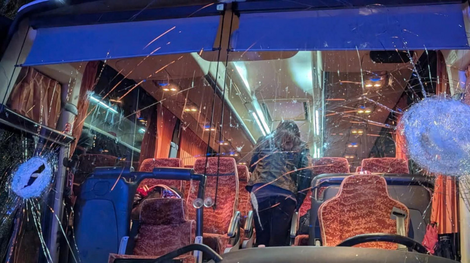 Meloni, inaccettabile l'assalto al pullman di tifosi