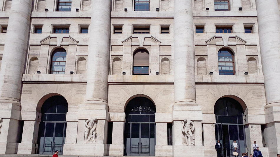 Borsa: Milano frena (-0,3%), balza Stellantis, gi&ugrave; Poste