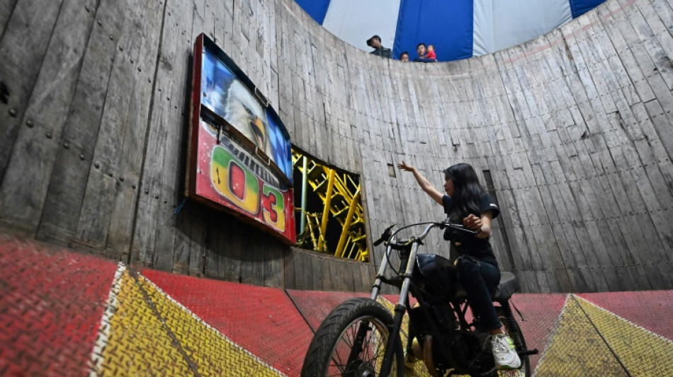 "La princesa del Muro de la Muerte" desaf&iacute;a la gravedad y los prejuicios en Indonesia