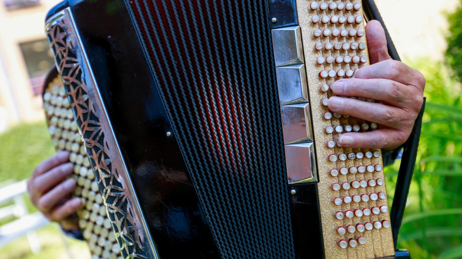 Registra brani di musica popolare marchigiana, la Siae li libera