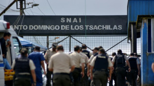 Al menos 43 presos mueren y un centenar se fuga en mot&iacute;n en c&aacute;rcel de Ecuador