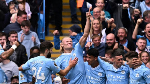 City vence Forest e se mant&eacute;m 100% no Ingl&ecirc;s; United volta a vencer