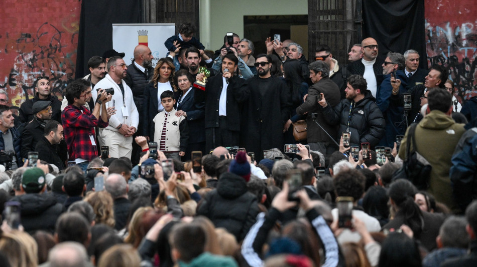 A Napoli folla in festa per la vittoria di Sal Da Vinci