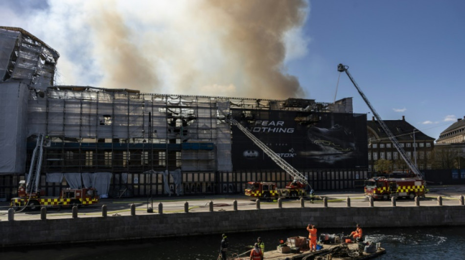 El espectacular incendio del edificio hist&oacute;rico de la Bolsa de Copenhague, "bajo control"