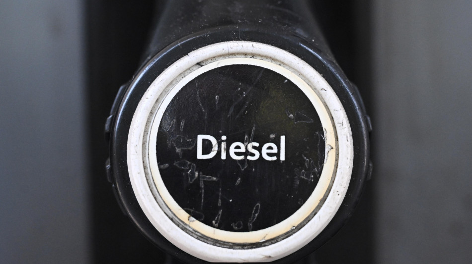 Prezzi carburanti ancora in lieve rialzo, self benzina a 1,987 euro, gasolio a 2,082
