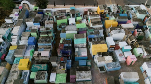 Antes do Dia dos Mortos, parentes limpam ossos de familiares já falecidos no México