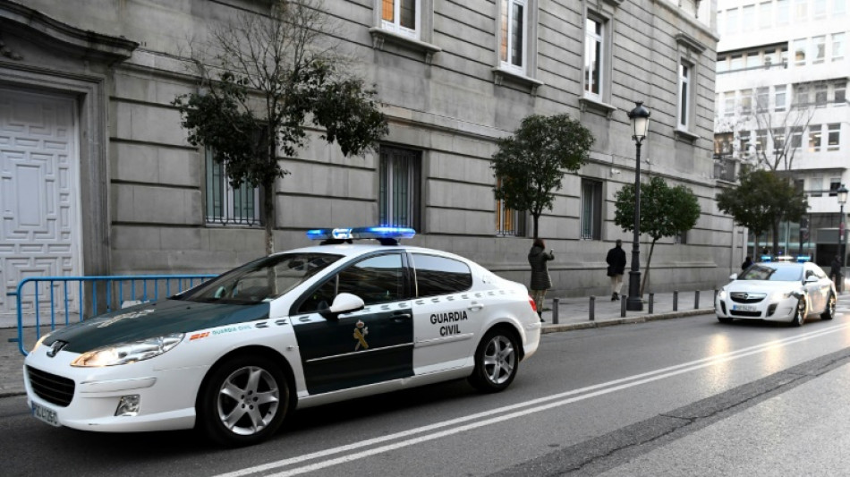 Seis muertos en Espa&ntilde;a, dos de ellos agentes, al estrellarse un cami&oacute;n contra un control policial