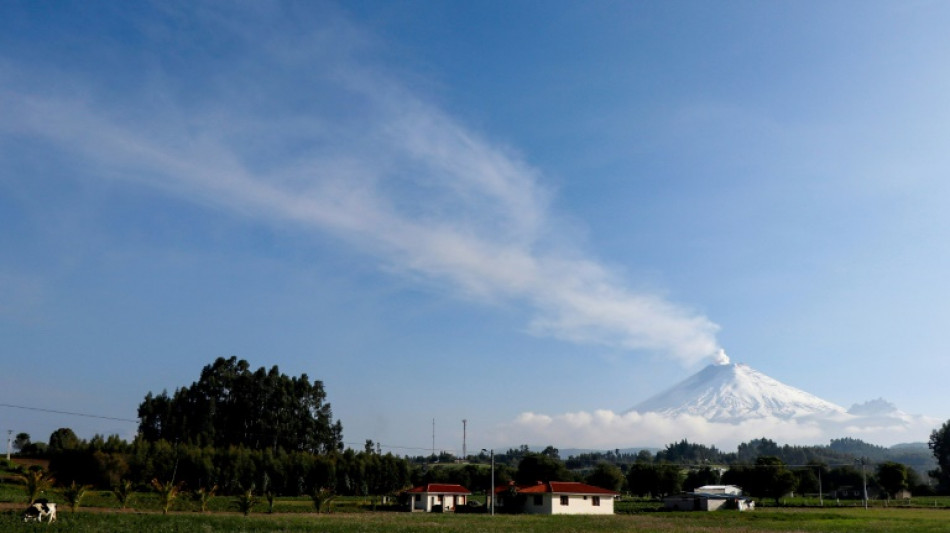 El volc&aacute;n ecuatoriano Cotopaxi emite gases y ceniza en su proceso eruptivo