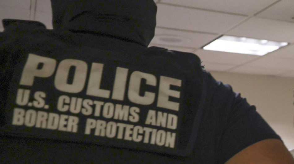 Usa, video mostra uomo svenire durante l'arresto,polemica su Ice