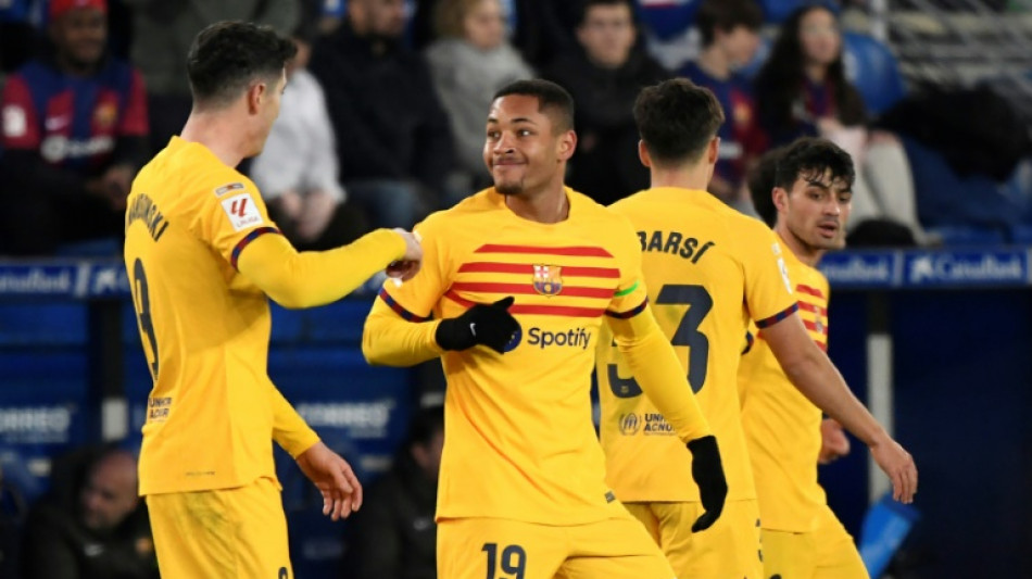 Vitor Roque marca, &eacute; expulso e Barcelona vence Alav&eacute;s no Espanhol