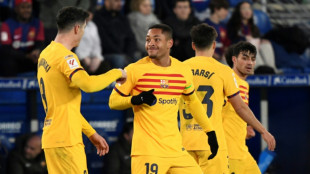 Vitor Roque marca, &eacute; expulso e Barcelona vence Alav&eacute;s no Espanhol