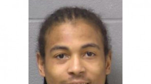 La polic&iacute;a de EEUU busca a un hombre armado tras la muerte de siete personas cerca de Chicago