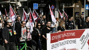 Legisladores griegos respaldan una reforma para permitir jornadas laborales de 13 horas