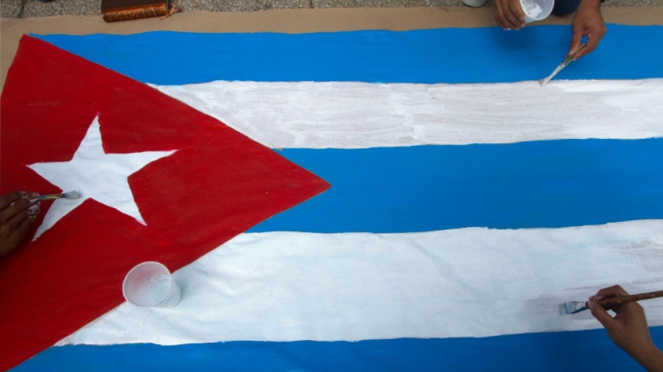 Rescatan a cuatro migrantes cubanos moribundos tras naufragar en el Golfo de M&eacute;xico