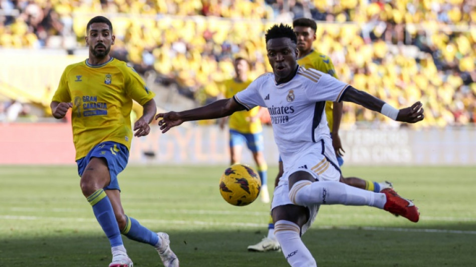 Real Madrid vira sobre Las Palmas com gols de Vini e Tchouam&eacute;ni e &eacute; l&iacute;der provis&oacute;rio