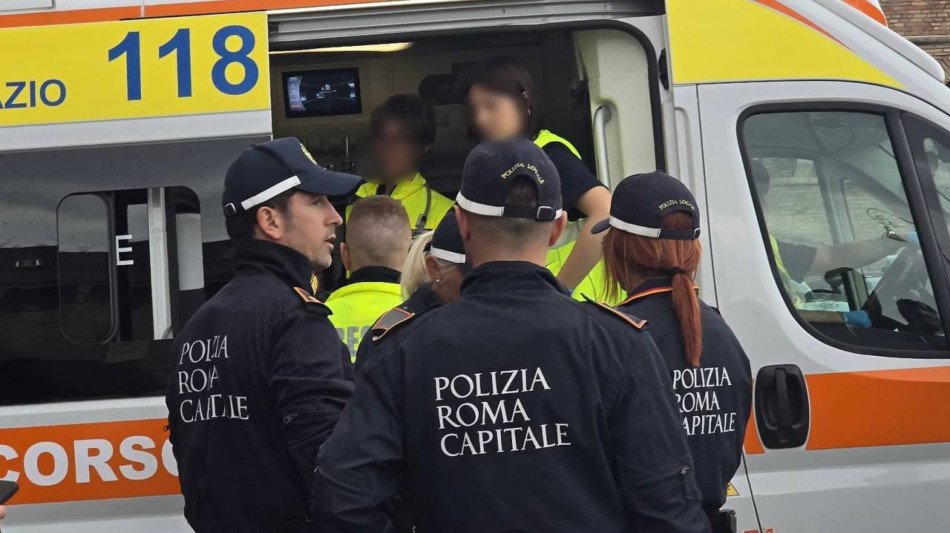 Cade dal muro del Pantheon, muore turista a Roma
