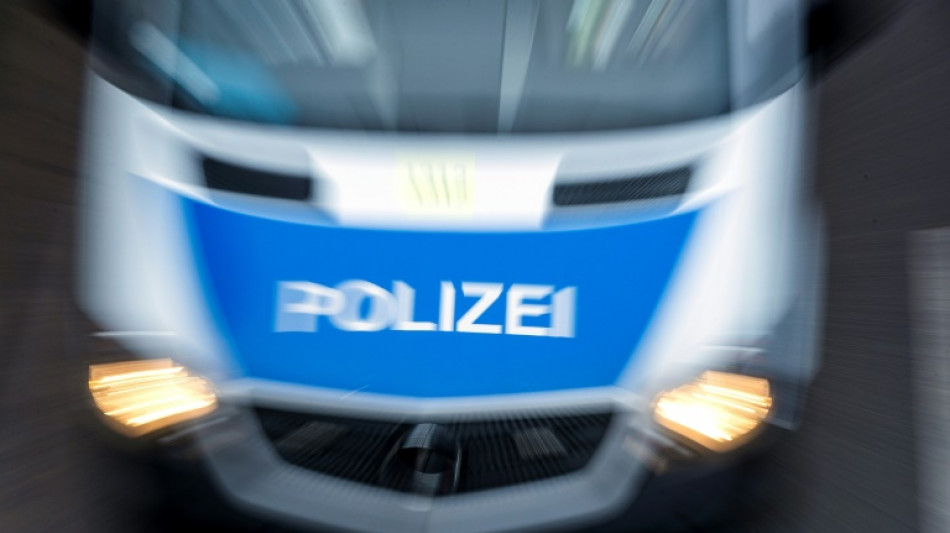 Verwirrte Seniorin f&auml;hrt mit Auto &uuml;ber Schulgel&auml;nde und Treppe hinab
