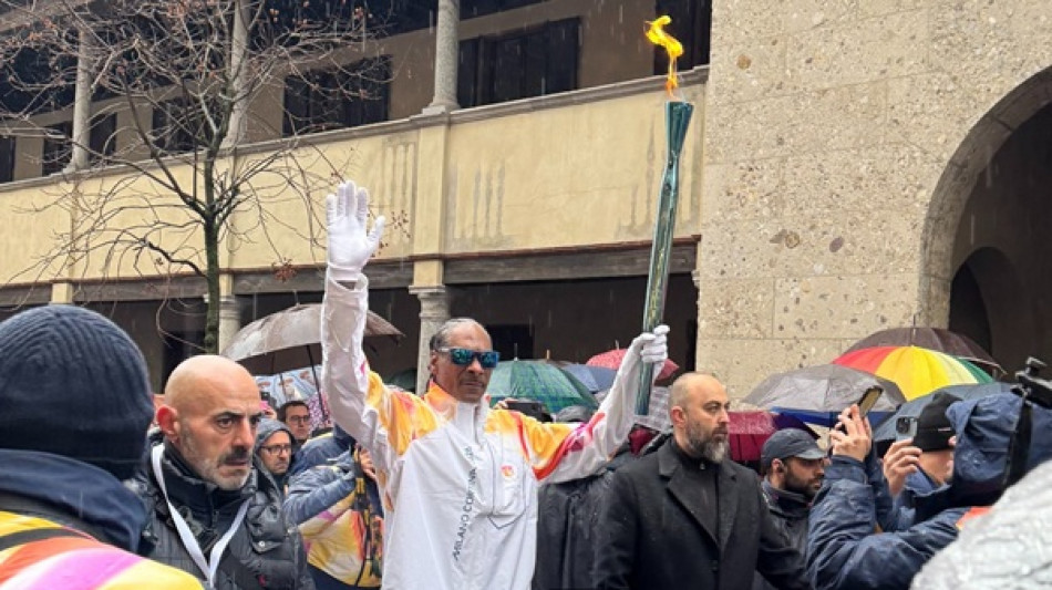 Milano Cortina -2: Snoop Dogg tedoforo a Gallarate sotto una finta nevicata