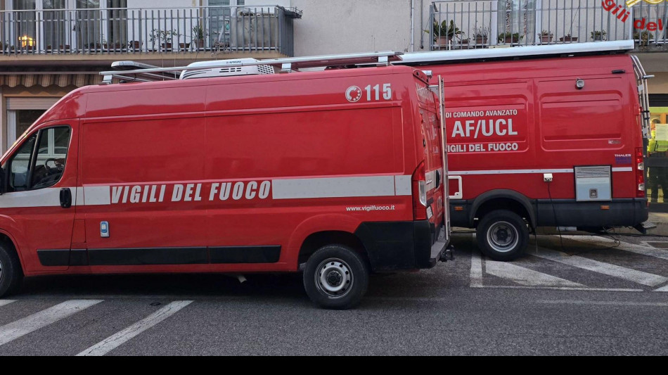 Crolla il solaio dopo un incendio in casa, si cerca una persona