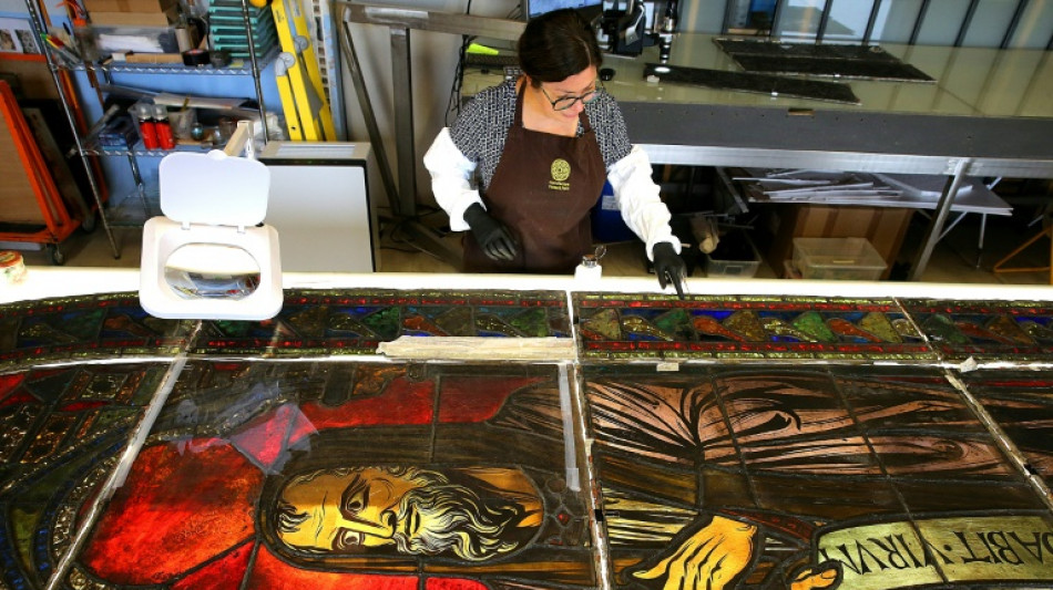 Artesanos restauran los vitrales de   Notre-Dame de Par&iacute;s ensuciados por el incendio