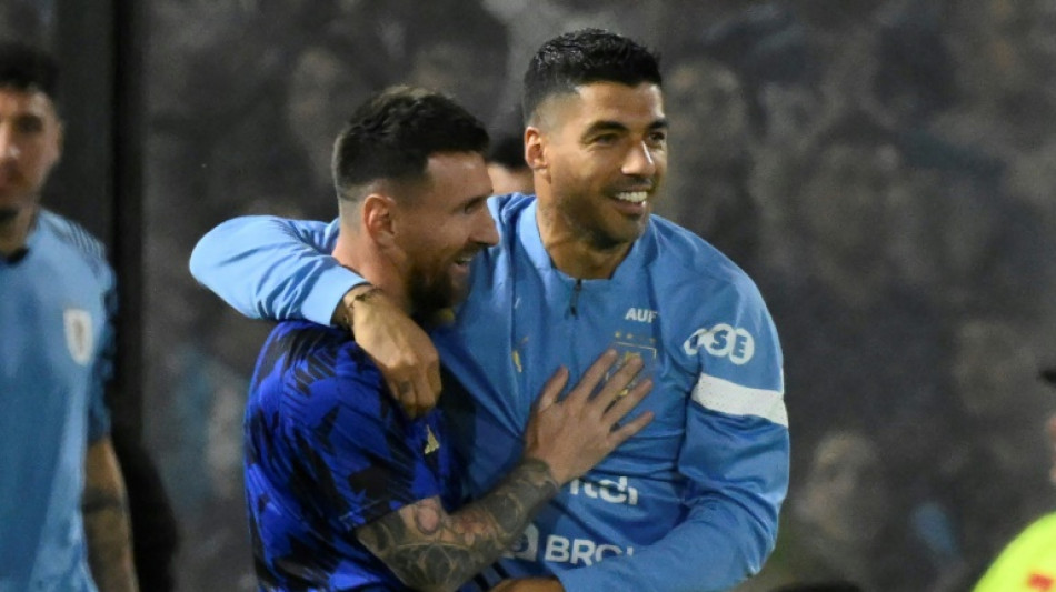 Messi e Neymar homenageiam Su&aacute;rez ap&oacute;s an&uacute;ncio de que vai se aposentar da sele&ccedil;&atilde;o uruguaia