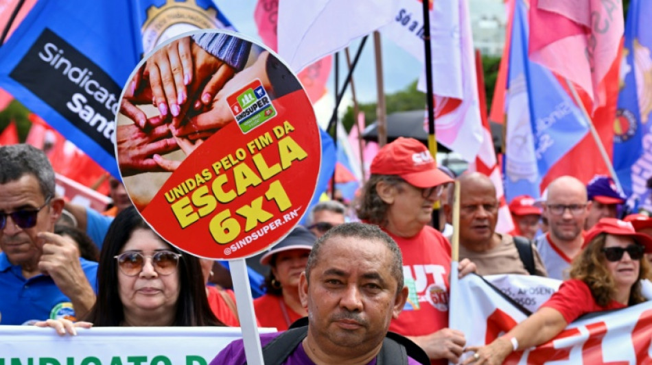 Trabajadores marchan en apoyo a la propuesta de Lula para reducir la jornada laboral en Brasil