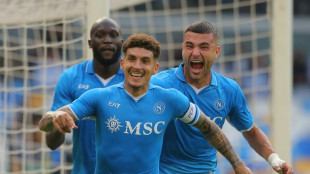 Napoli vence Lecce e segue na liderança do Campeonato Italiano