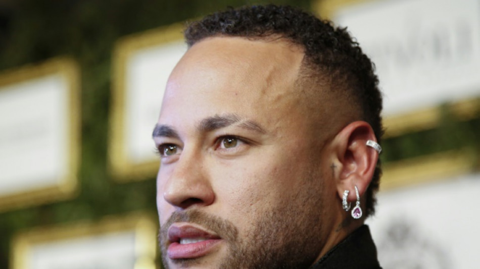 Neymar visita sele&ccedil;&atilde;o brasileira em Los Angeles e deseja sorte na Copa Am&eacute;rica