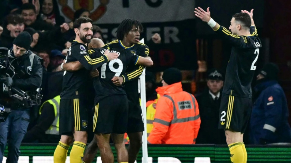 Arsenal title bid dented by dramatic Man Utd defeat 