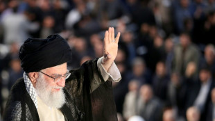 Iranianos prestam homenagens a Ali Khamenei na aus&ecirc;ncia de novo l&iacute;der supremo