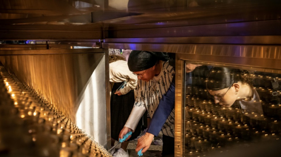 Familias de v&iacute;ctimas israel&iacute;es encienden 1.400 velas en Muro de Lamentos tras un mes de guerra